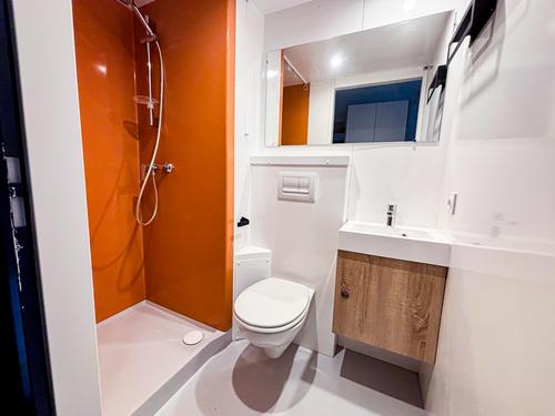 Studio salle de douche, lavabo, WC